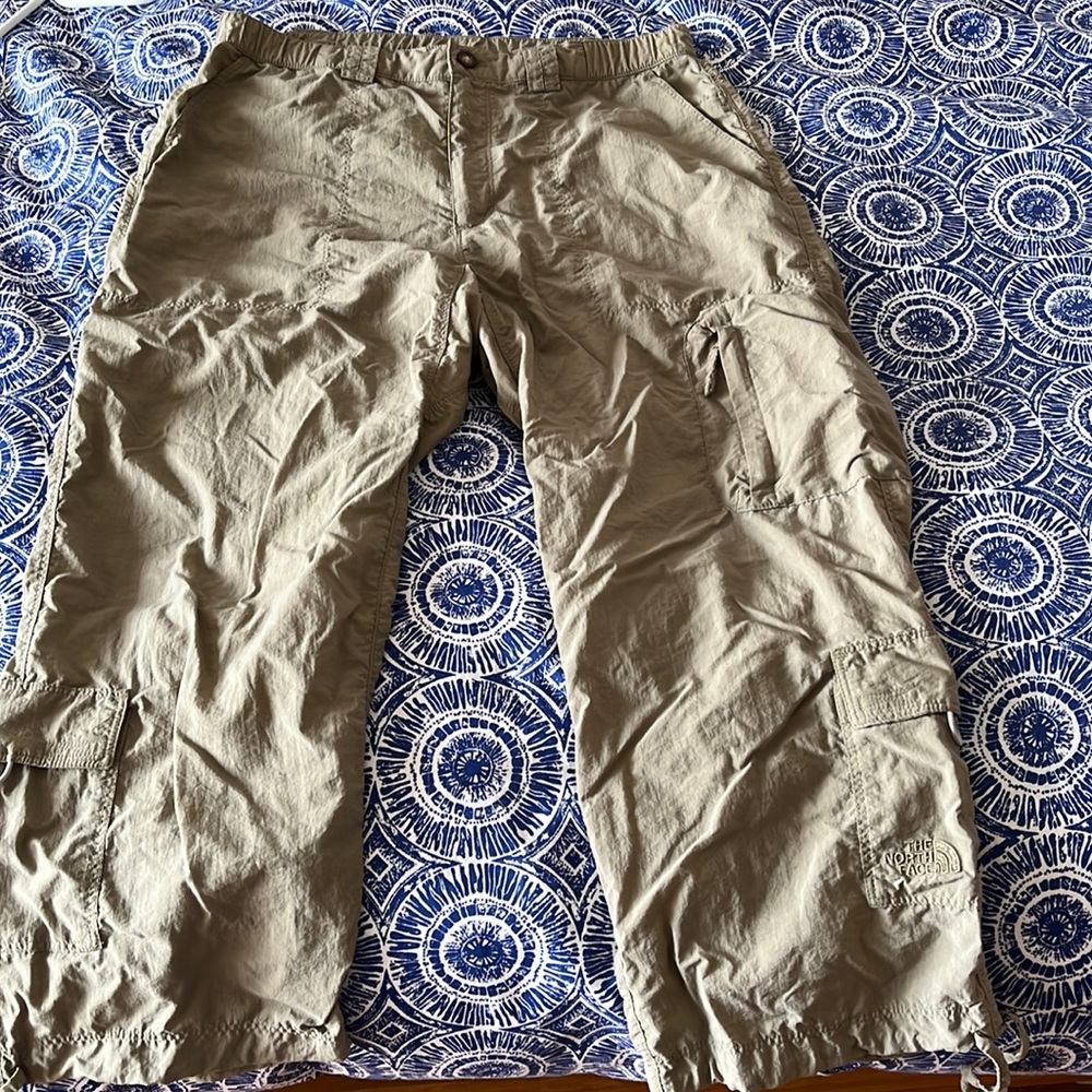 The North Face Khaki Outer Wear women’s capri cargo Pants. Size M. Pockets